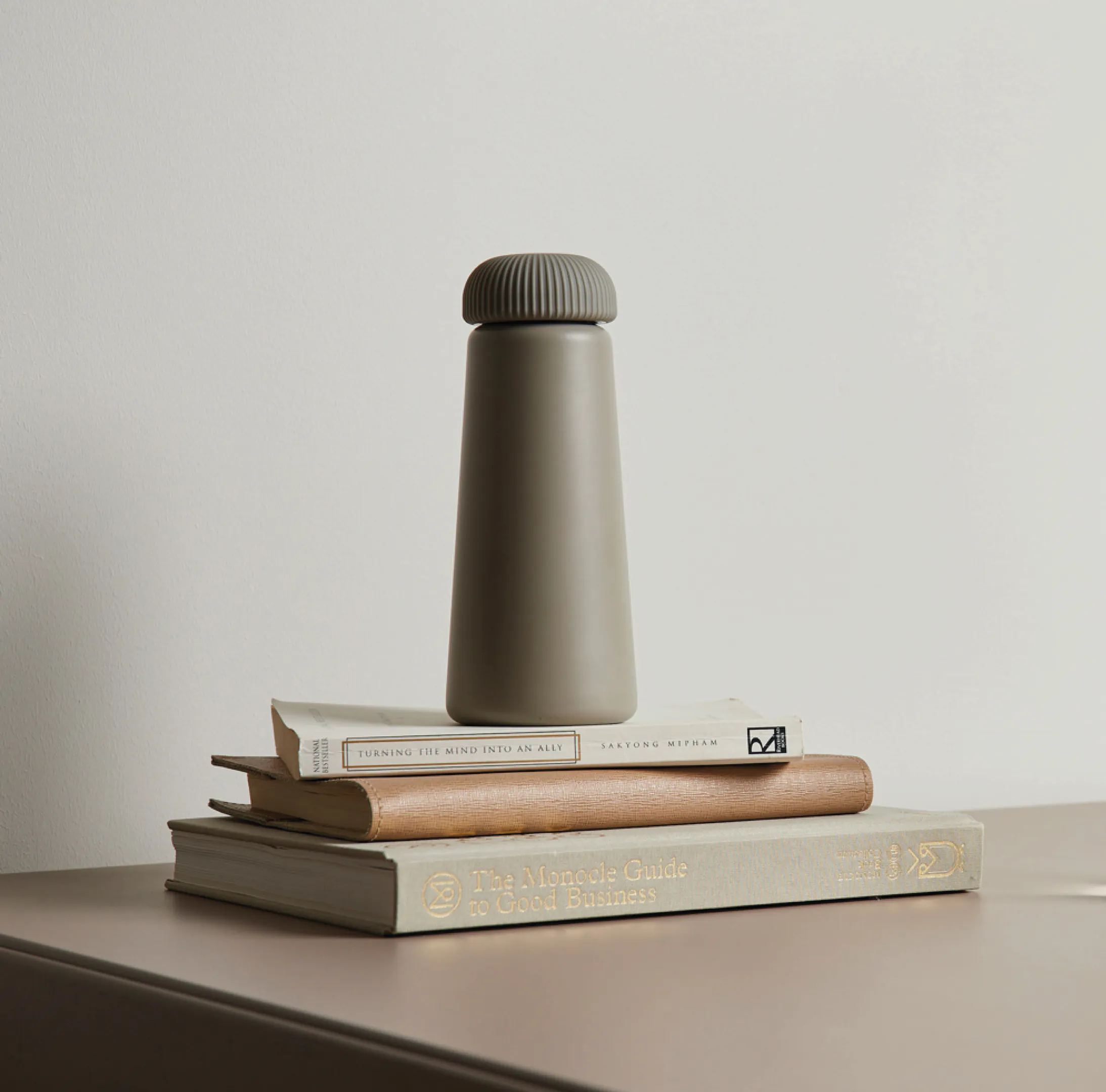 bouteille-isotherme-beige-450ml-acier-personnalisable.webp Gourde isotherme 450ml en acier RCS personnalisable