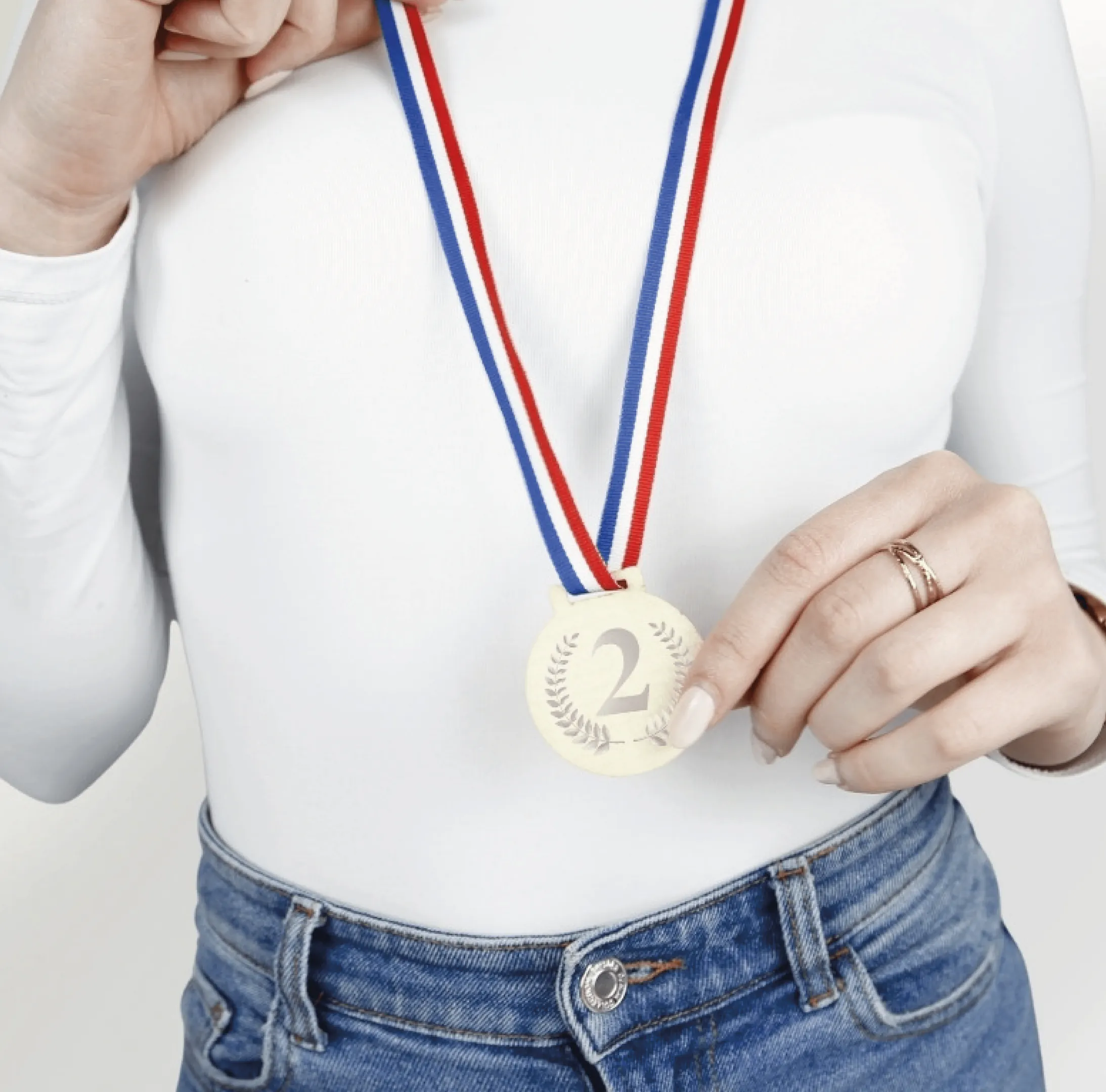 medaille-bois-bleublancrouge-madeinfrance-express-personnalisable.webp Médaille en bois 50 mm Made in France personnalisable express