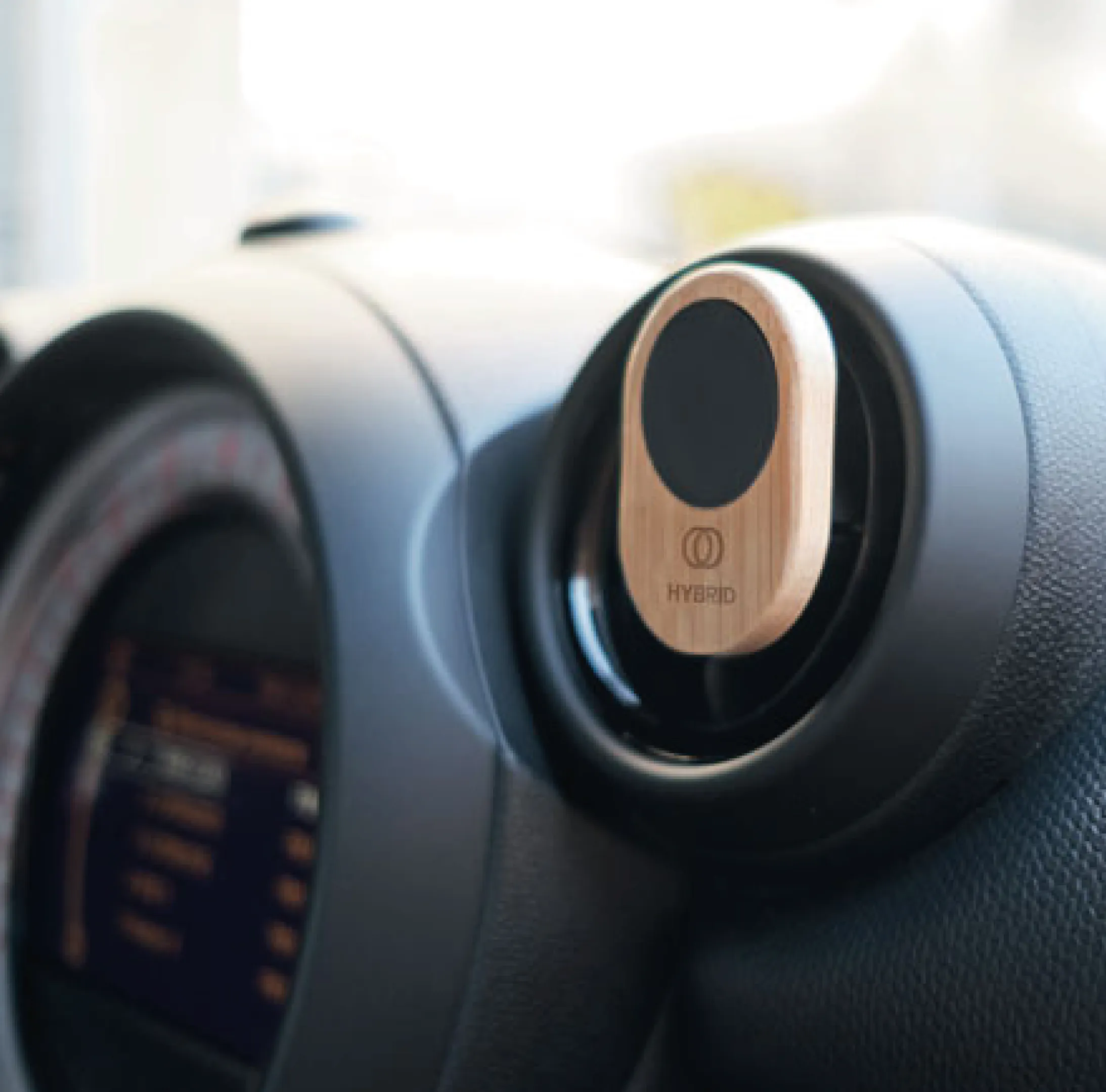 support-telephone-voiture-en-bambou-personnalisable.webp Porte-téléphone en bambou personnalisable