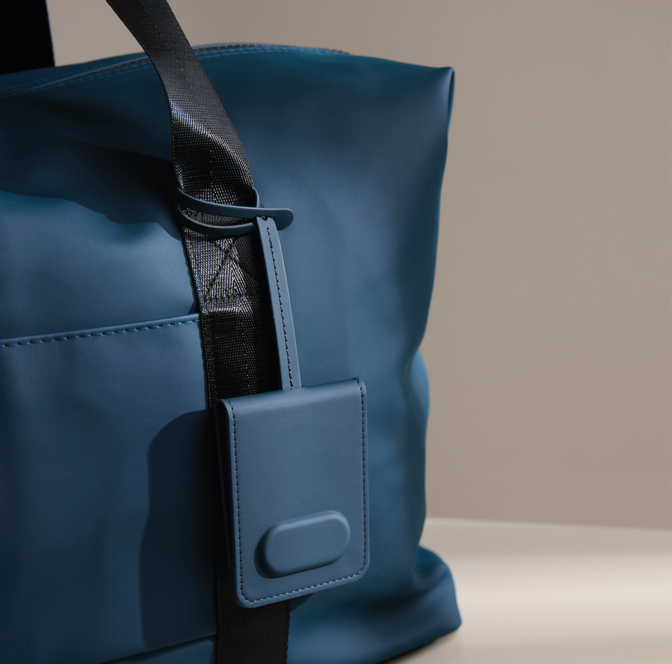 Etiquette-bagage-bleue-personnalisable-traceur-intégré Étiquette à bagage personnalisable avec traceur intégré